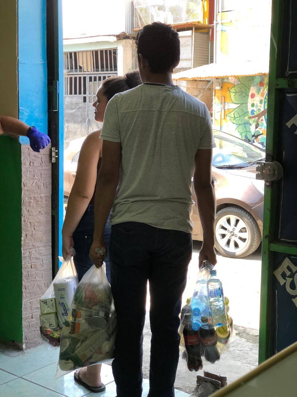 Imagen principal del artículo: Organización sin fines de lucro tiende la mano en ayuda a las familias afectadas por COVID-19 en La Carpio