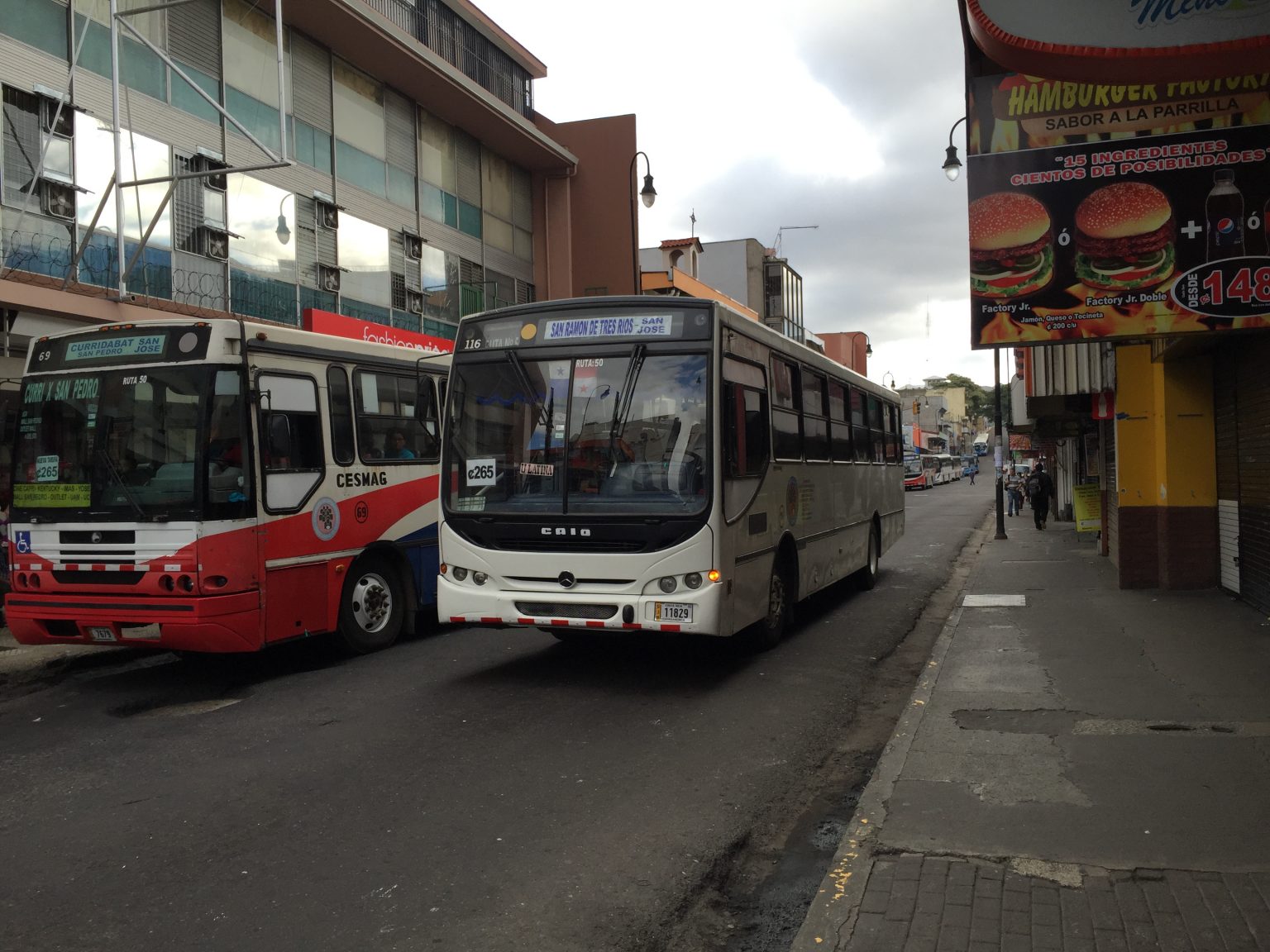Imagen principal del artículo: Colectivos de movilidad se posicionan en contra de proyecto para extender vida útil de autobuses