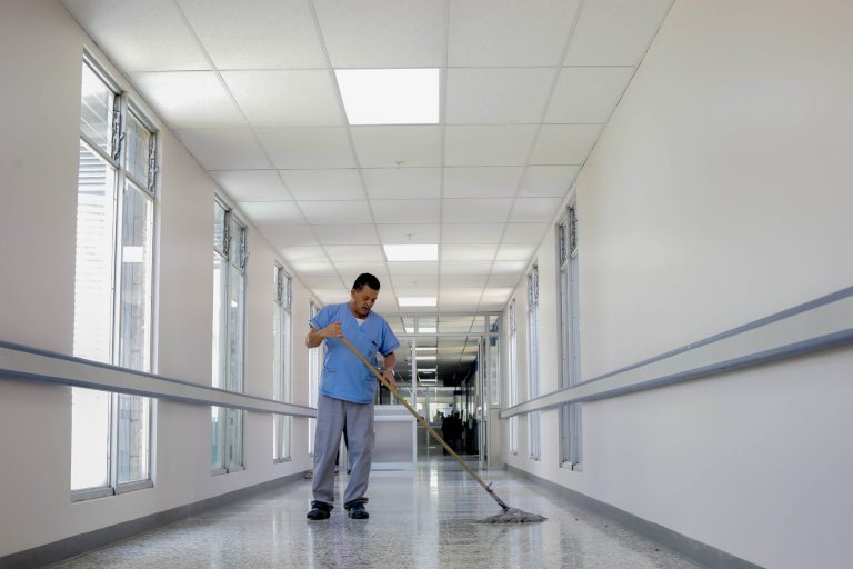 17 funcionarios del Hospital anti COVID-19 en aislamiento tras contagio de una enfermera