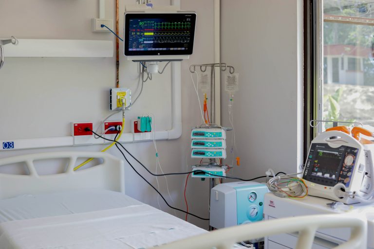 Gobierno activa legislación que permite a la Caja usar UCI's de hospitales privados para atender COVID-19