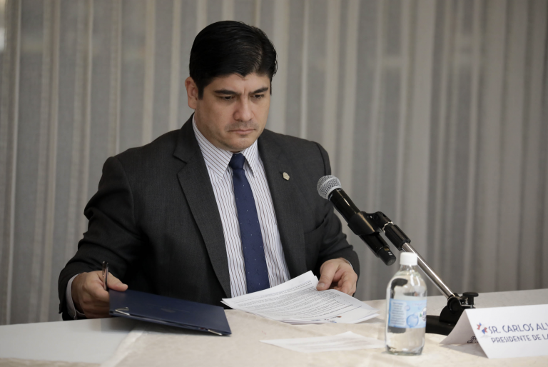 Abogados del Presidente piden desestimar causa abierta por la Fiscalía tras vacaciones del mandatario