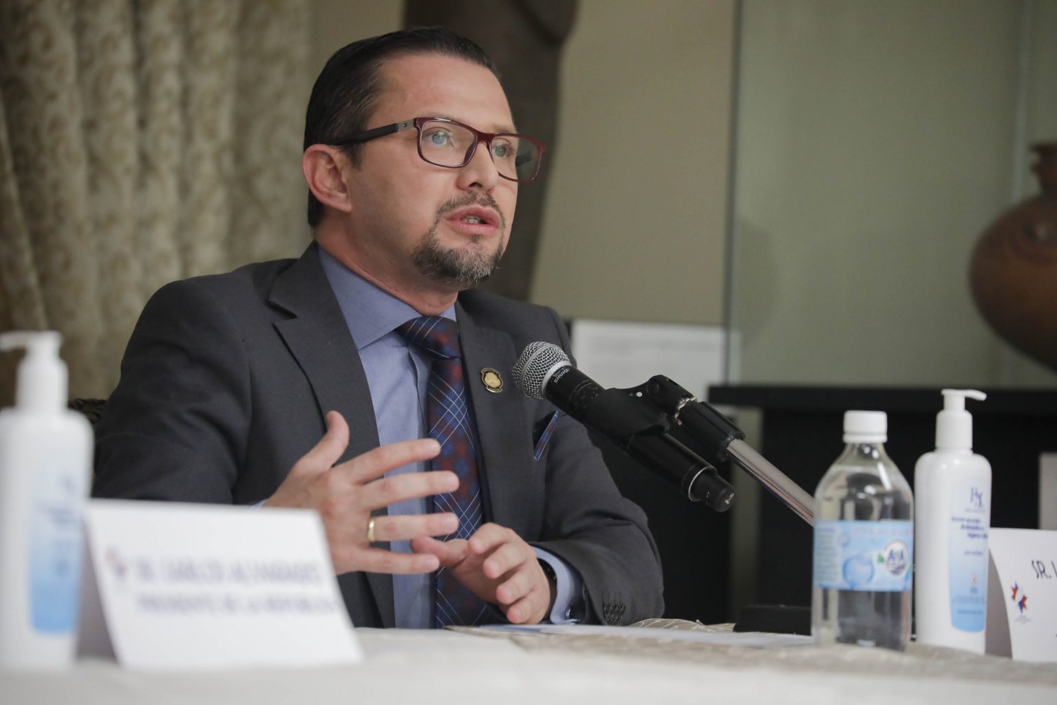 Imagen principal del artículo: Ministro del Micitt renuncia por estar en contra de usar recursos de Fonatel para cubrir déficit fiscal