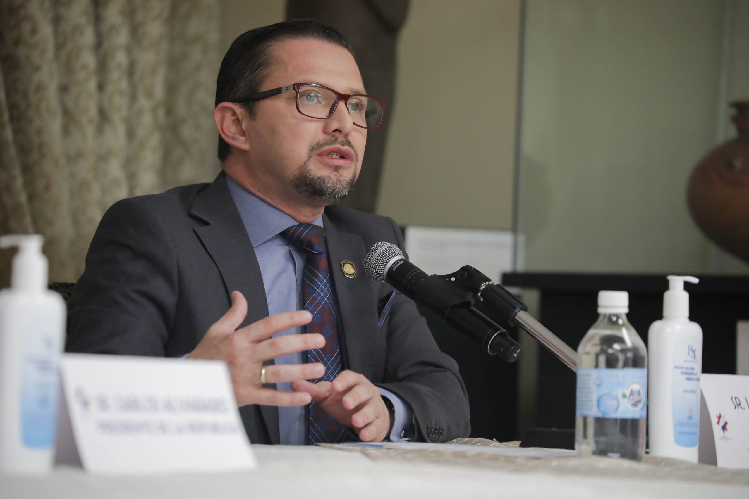 Imagen principal del artículo: Ministro del Micitt renuncia por estar en contra de usar recursos de Fonatel para cubrir déficit fiscal