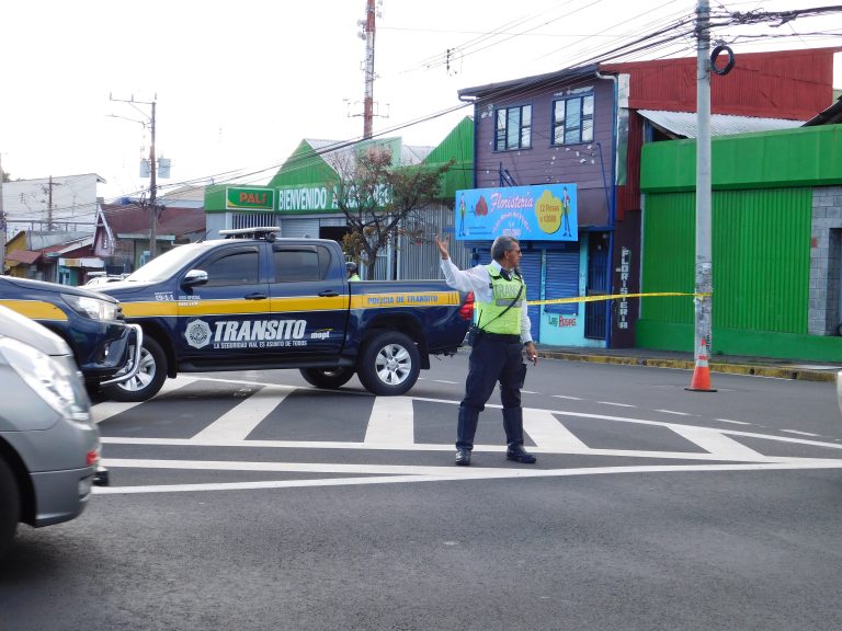 "No se puede obligar a los oficiales a utilizar su teléfono", dice MOPT sobre ley que eliminó multa por no portar licencia en formato físico