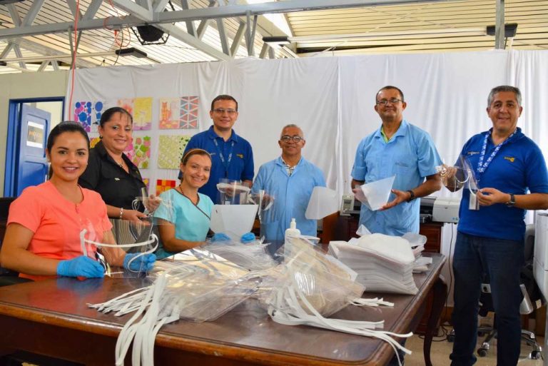 Alianza público-privada arranca producción de 13 mil caretas de seguridad