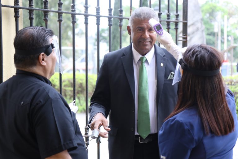 Diputado David Gourzong dice que no renunciará y en su lugar denunciará al asesor al que agredió