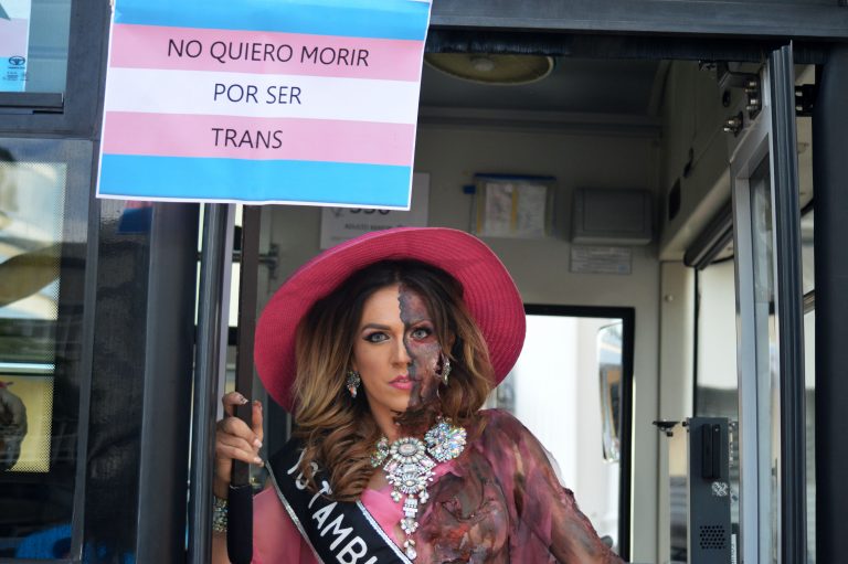 Organización LGBTIQ+ denuncia a Colegio de Abogados por inacción ante irrespeto a persona trans