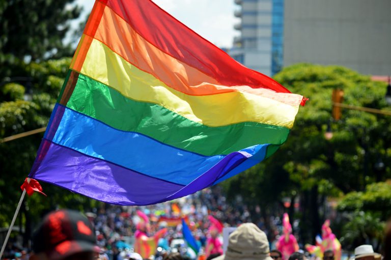 Trabajadores Sociales alertan de peligro en derechos humanos de población estudiantil LGTBIQ+ tras acciones del gobierno