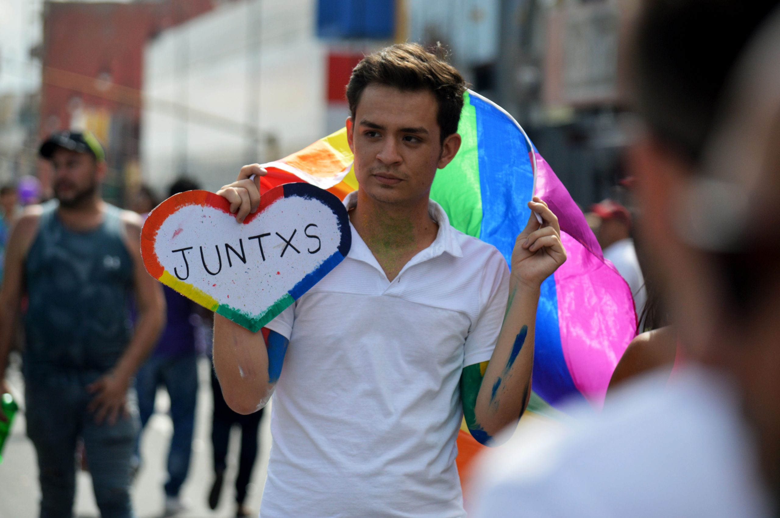 Imagen principal del artículo: Por primera vez en la historia el Registro Civil reconoce la doble maternidad de familia homoparental