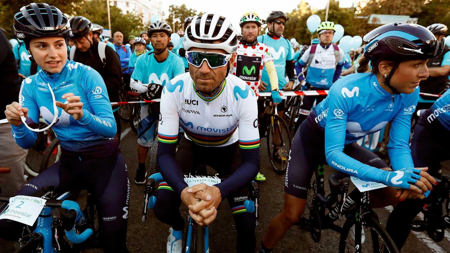 Imagen principal del artículo: Apoyo a la Cruz Roja: Movistar Team recaudó €17.000 mediante rifa de bicicleta