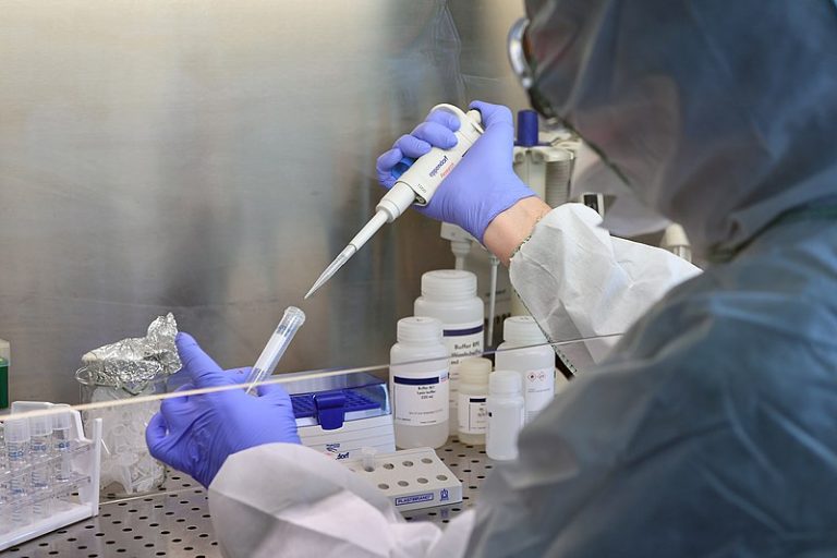 Especialista advierte que ensayos de vacuna COVID-19 no están analizando datos por sexo