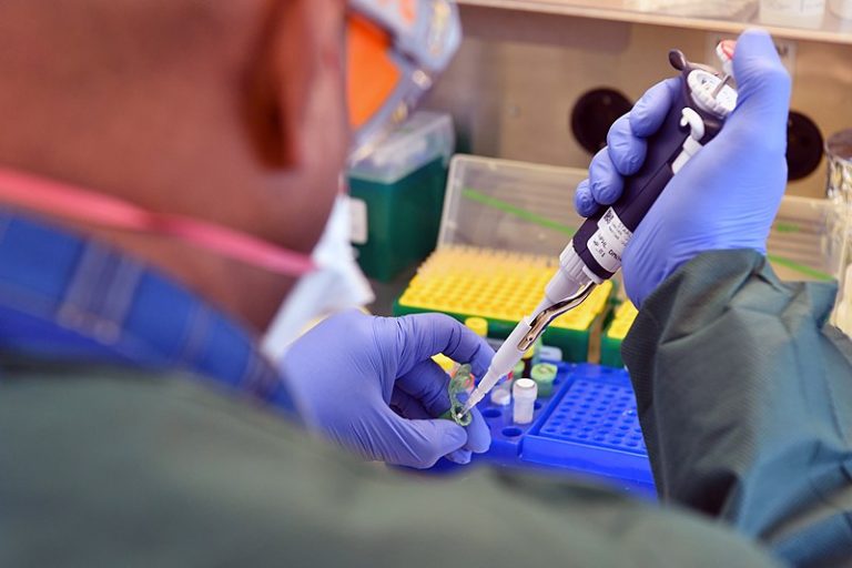 Salud confirma tres casos más de COVID-19 relacionados al menor infectado con variante Ómicron