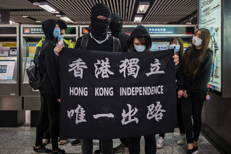 200 arrestos en Hong Kong; Wuhan registra nuevo brote
