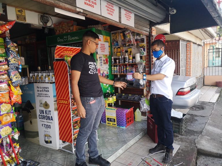 COOPESANTOS donó 1000 mascarillas y 1000 protectores faciales para combatir la COVID-19