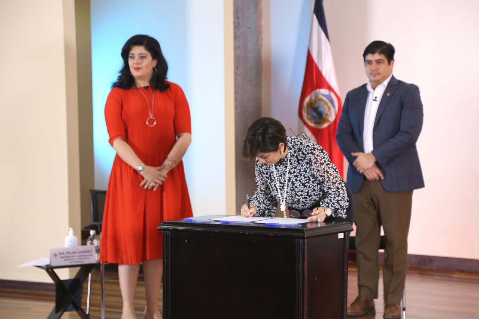 Imagen principal del artículo: Gobierno firma directriz para agilizar trámites a personas y sector privado