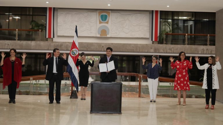 Gobierno firma ley para promover la Lengua de Señas Costarricense (Lesco)