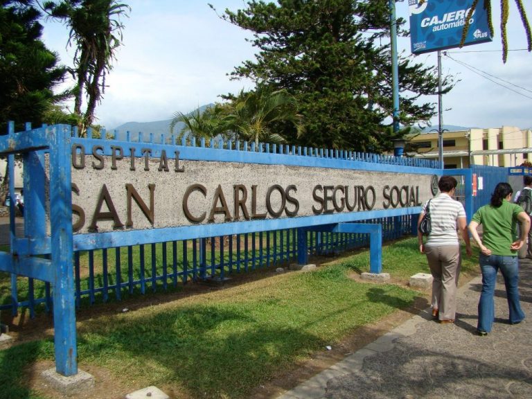 25 funcionarios del Hospital de San Carlos en aislamiento tras atender a paciente con COVID-19