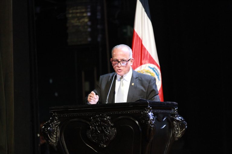 Jefe del PLN retira firma de moción que pide posponer matrimonio igualitario