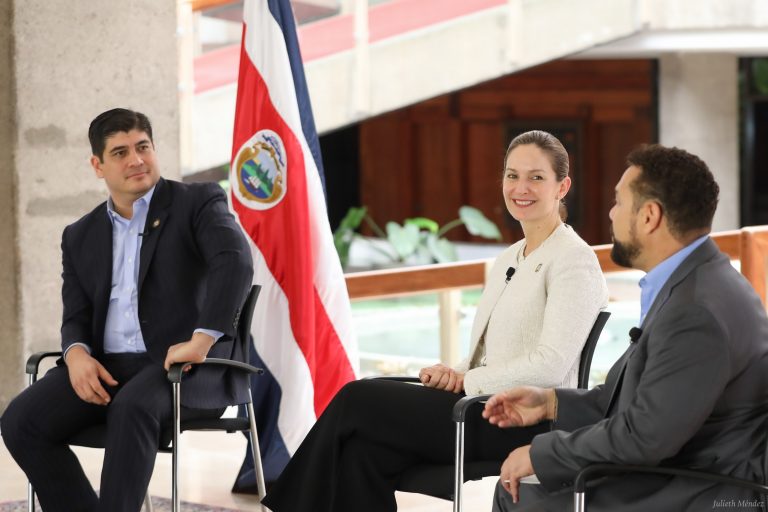 Del agua, del ferry, de las fronteras, y de un ministro ninguneado