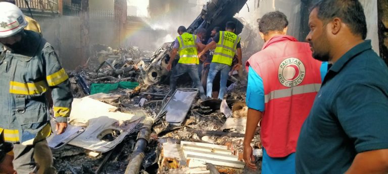 Vuelo de Pakistan Airlines con 107 personas se estrella en barrio residencial de Karachi