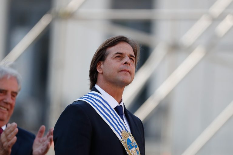 Presidente de Uruguay bajo cuarentena tras reunirse con funcionaria infectada con COVID-19