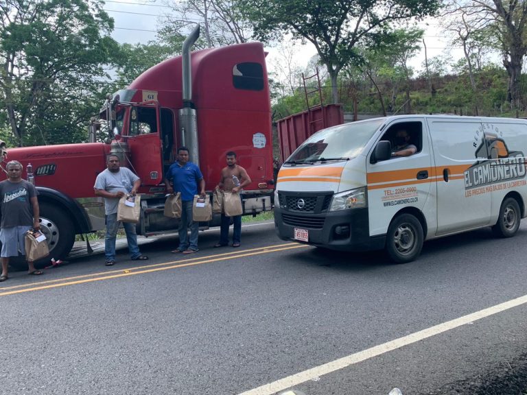 Transportistas varados en La Cruz reciben artículos de aseo personal y alimentos