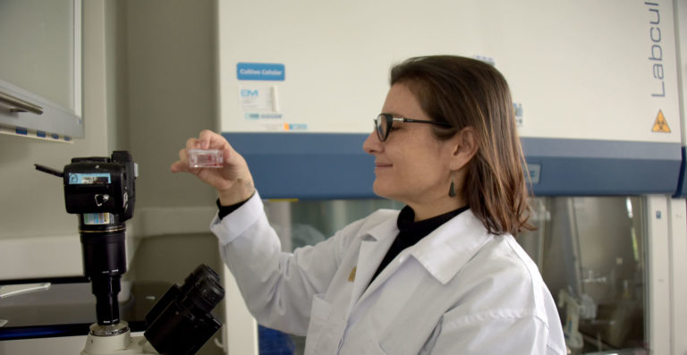 Viróloga Eugenia Corrales Aguilar recibe el máximo reconocimiento de Biocientífica Internacional