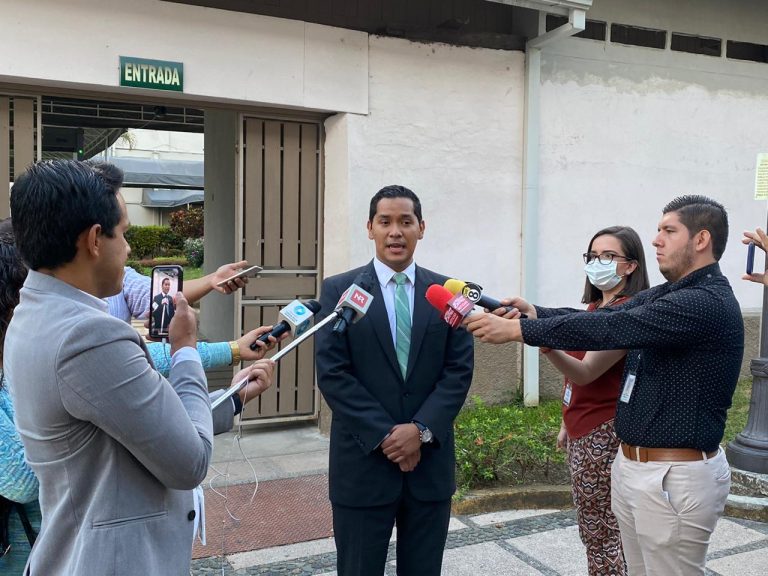 Viales pide a Gourzong que renuncie a la curul y confirma denuncia penal tras agredir a asesor