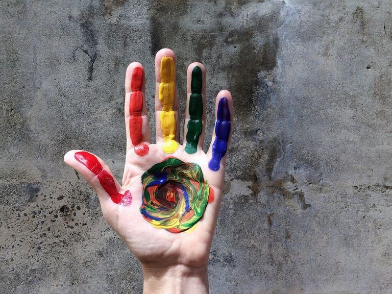 Revista Anfibia abre convocatoria para investigaciones periodísticas sobre violencias contra comunidades LGBTINB+ en América Latina