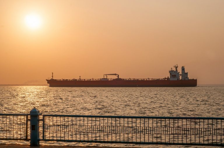Buques iraníes llegan a Venezuela; Hong Kong radical