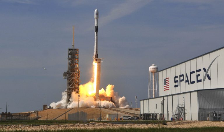 Histórico: SpaceX lanzó al espacio la primera nave tripulada a cargo de una empresa privada