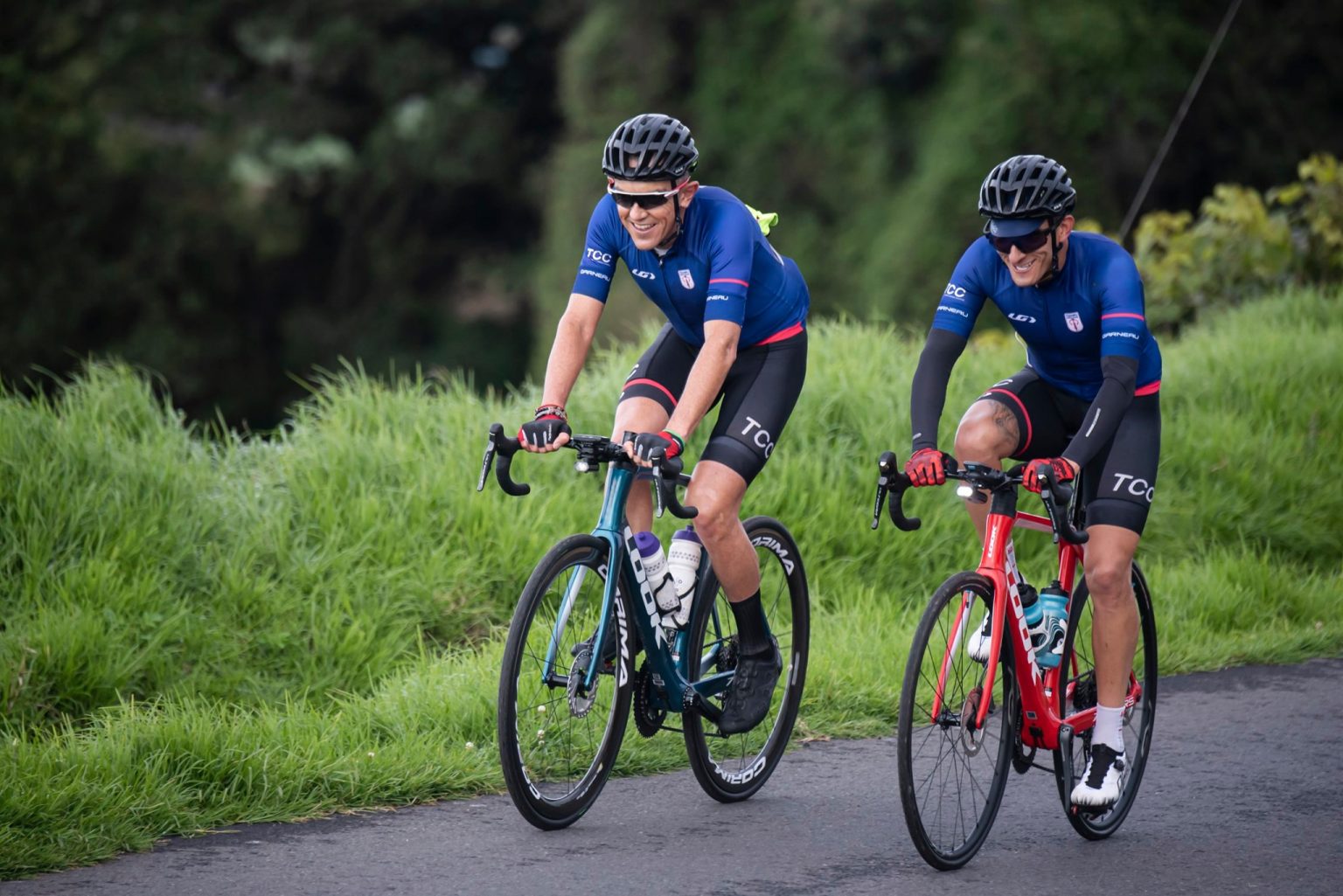 Imagen principal del artículo: Dos ciclistas se proponen completar el "Everesting" para dar de comer a niños necesitados