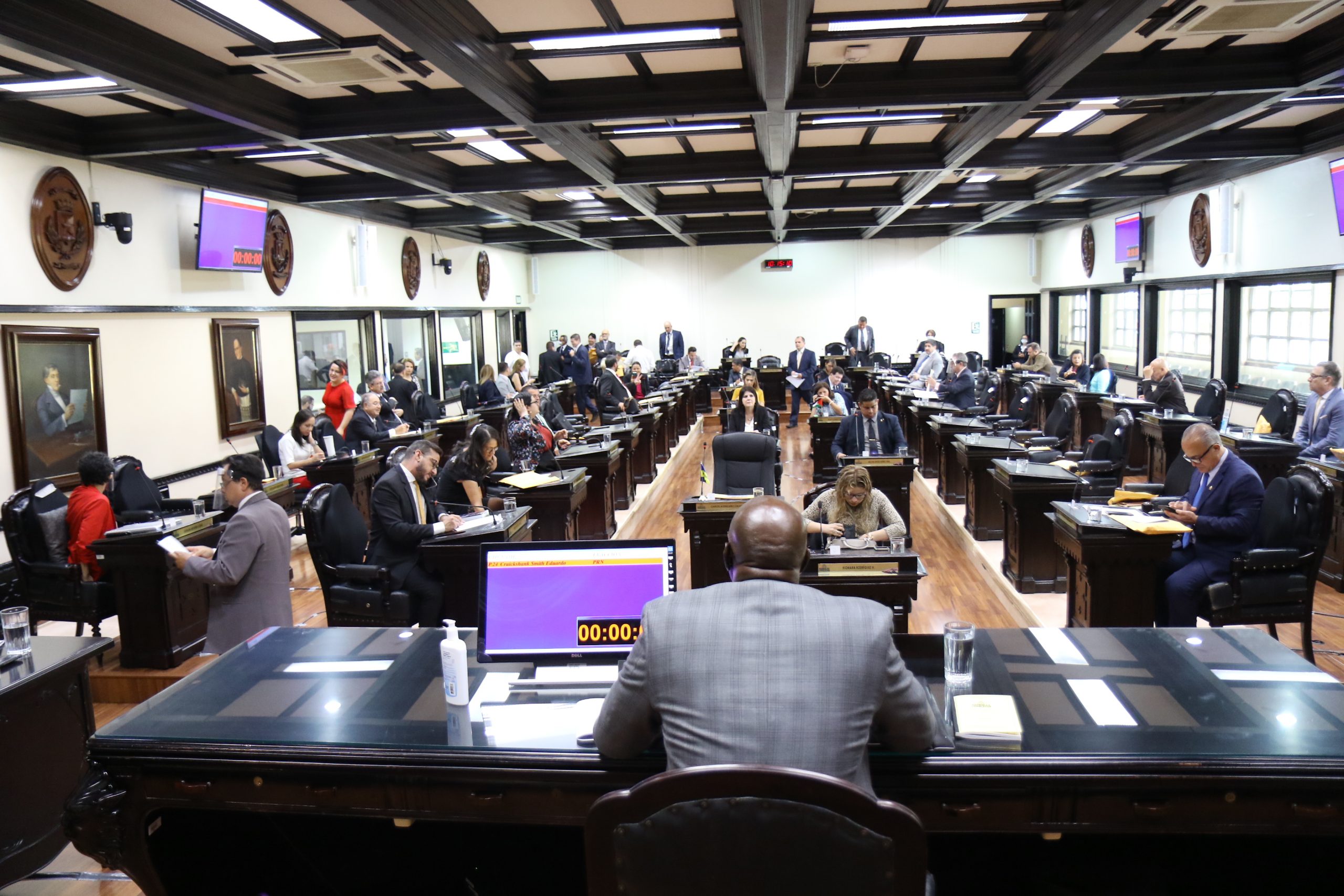 Imagen principal del artículo: Cruickshank reporta dos casos de COVID-19 en personal del Congreso