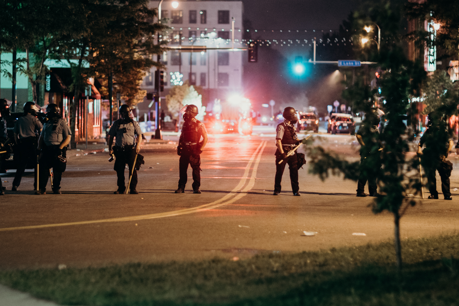 Imagen principal del artículo: EE.UU debate sobre desfinanciar a la Policía; OTAN promete reestructurarse