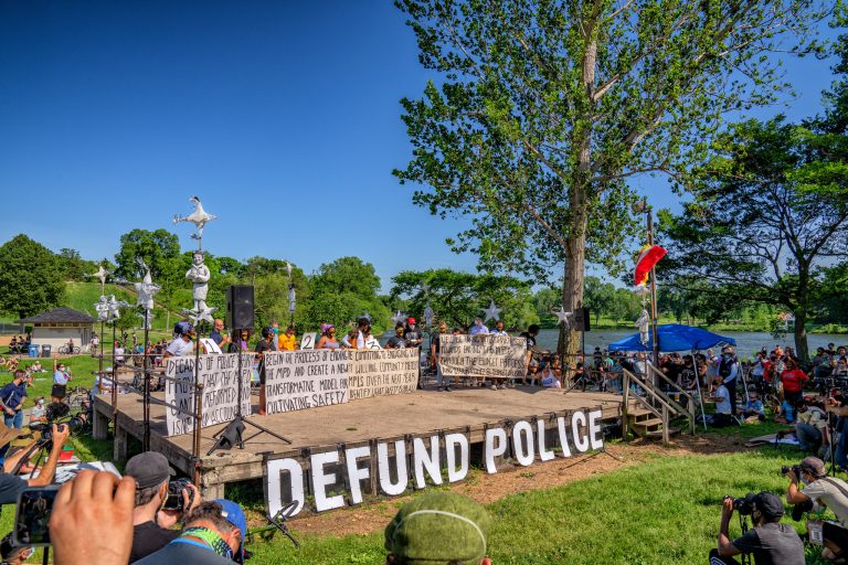 En medio de protestas por homicidio de George Floyd, el concejo de Minneapolis busca desmantelar a la policía