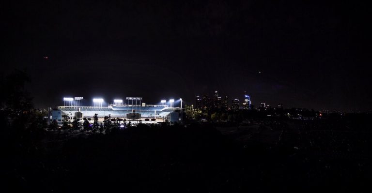 Dodgers encienden su estadio durante 8 minutos y 46 segundos para honrar a George Floyd