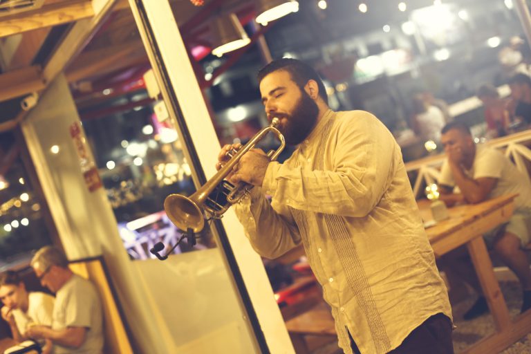 Limpieza y reprogramación: la estrategia de Acustik para superar COVID-19 y seguir contratando a artistas locales