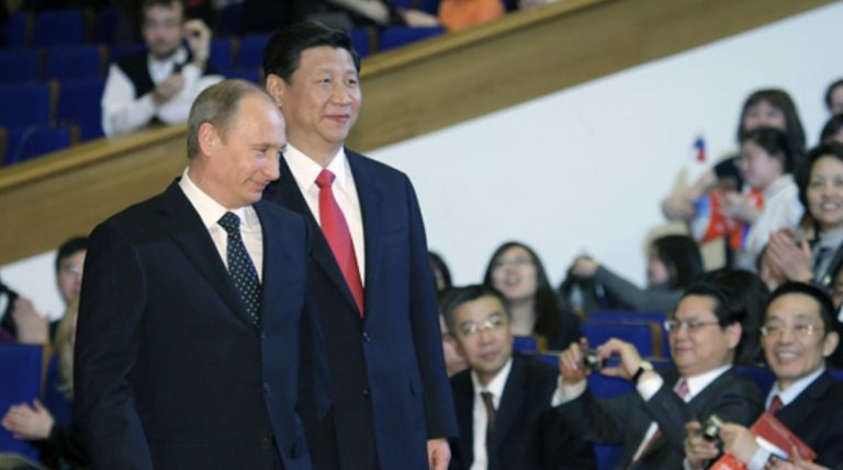 China y Rusia desinforman sobre COVID-19 en Europa; Libia lejos del alto al fuego