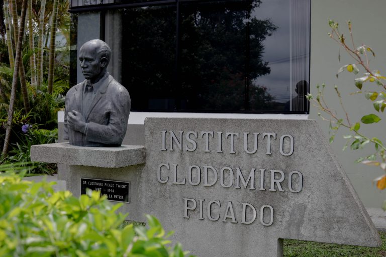 BCIE brinda donación de medio millón de dólares al Instituto Clodomiro Picado