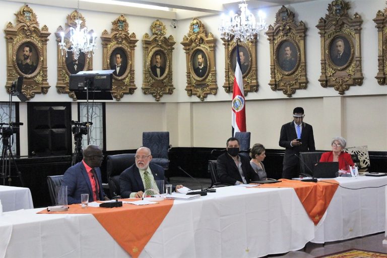 Comisión legislativa decide que nadie pueda retirar la totalidad de su ROP