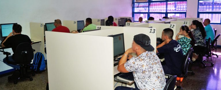 Curso teórico de manejo se mantendrá por tutoría y suficiencia