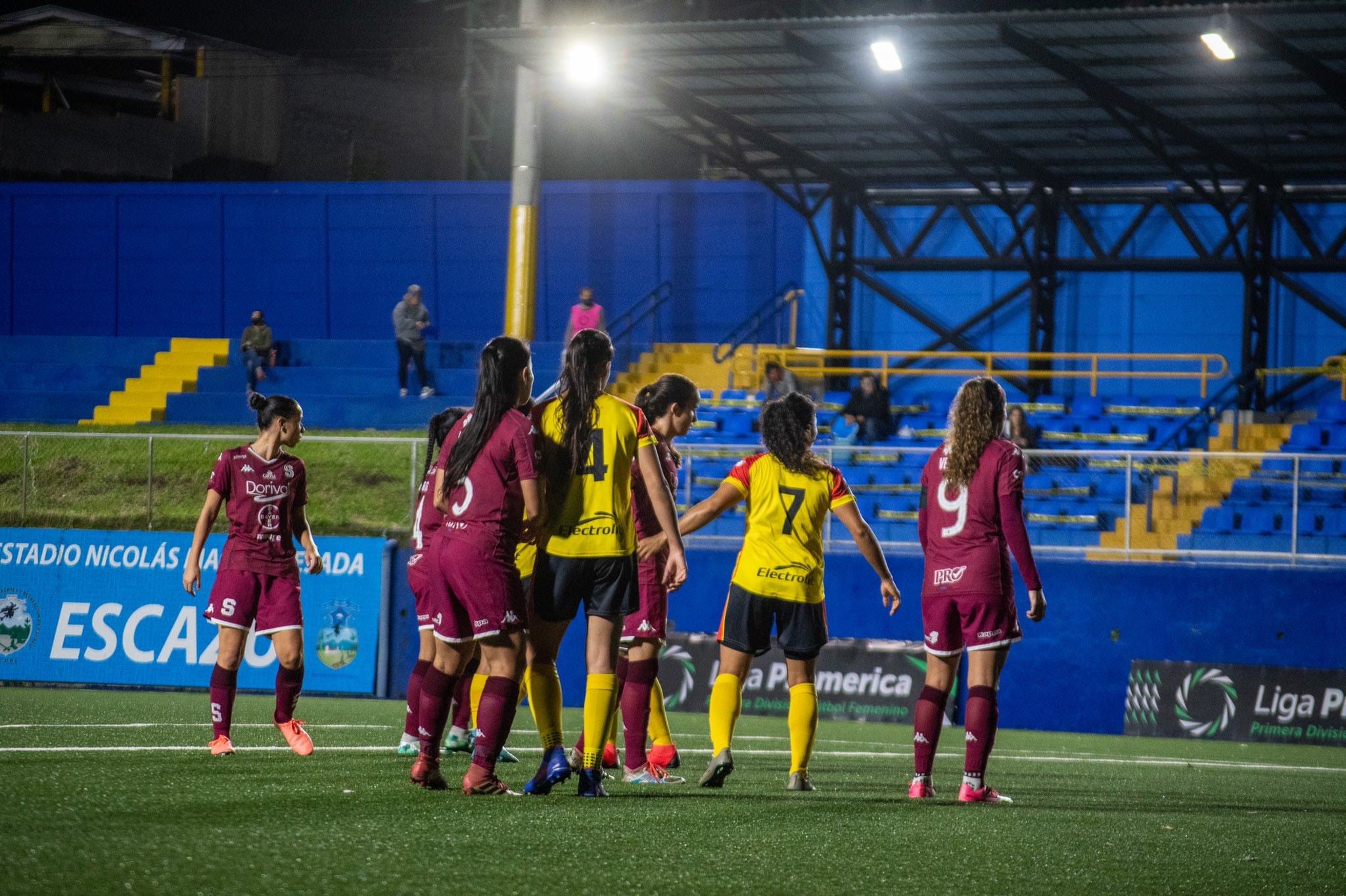 Imagen principal del artículo: Dos fechas del fútbol femenino quedan suspendidas por la COVID-19