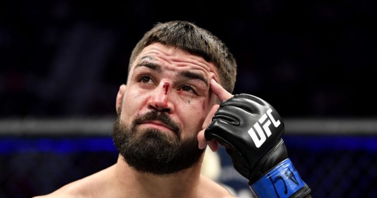 Peleador de UFC noquea a un adulto mayor y emite gritos racistas en un restaurante de Texas