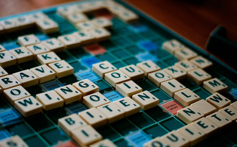 Hasbro indicó que 226 términos racistas y violentos estarán prohibidos en Scrabble