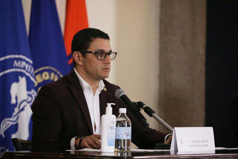 Ministro de Salud ordena multar a pareja que ocultó información de COVID-19 a autoridades médicas