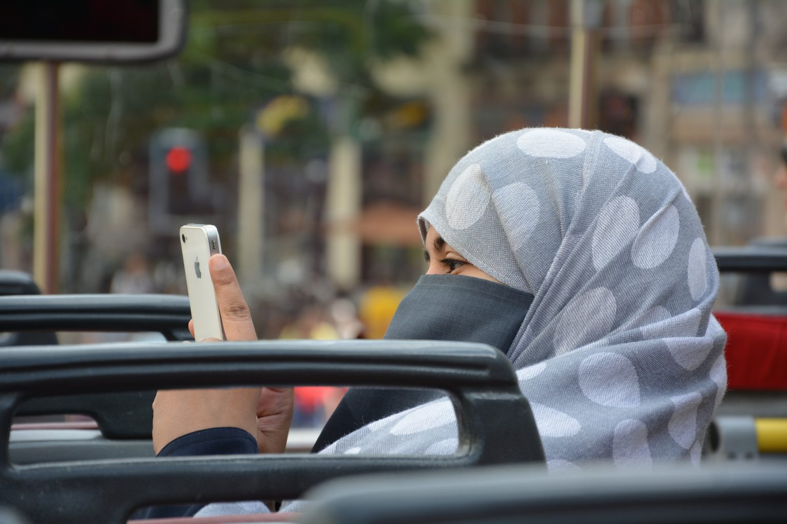 Imagen principal del artículo: The impact of social media on the development of the Arab Spring