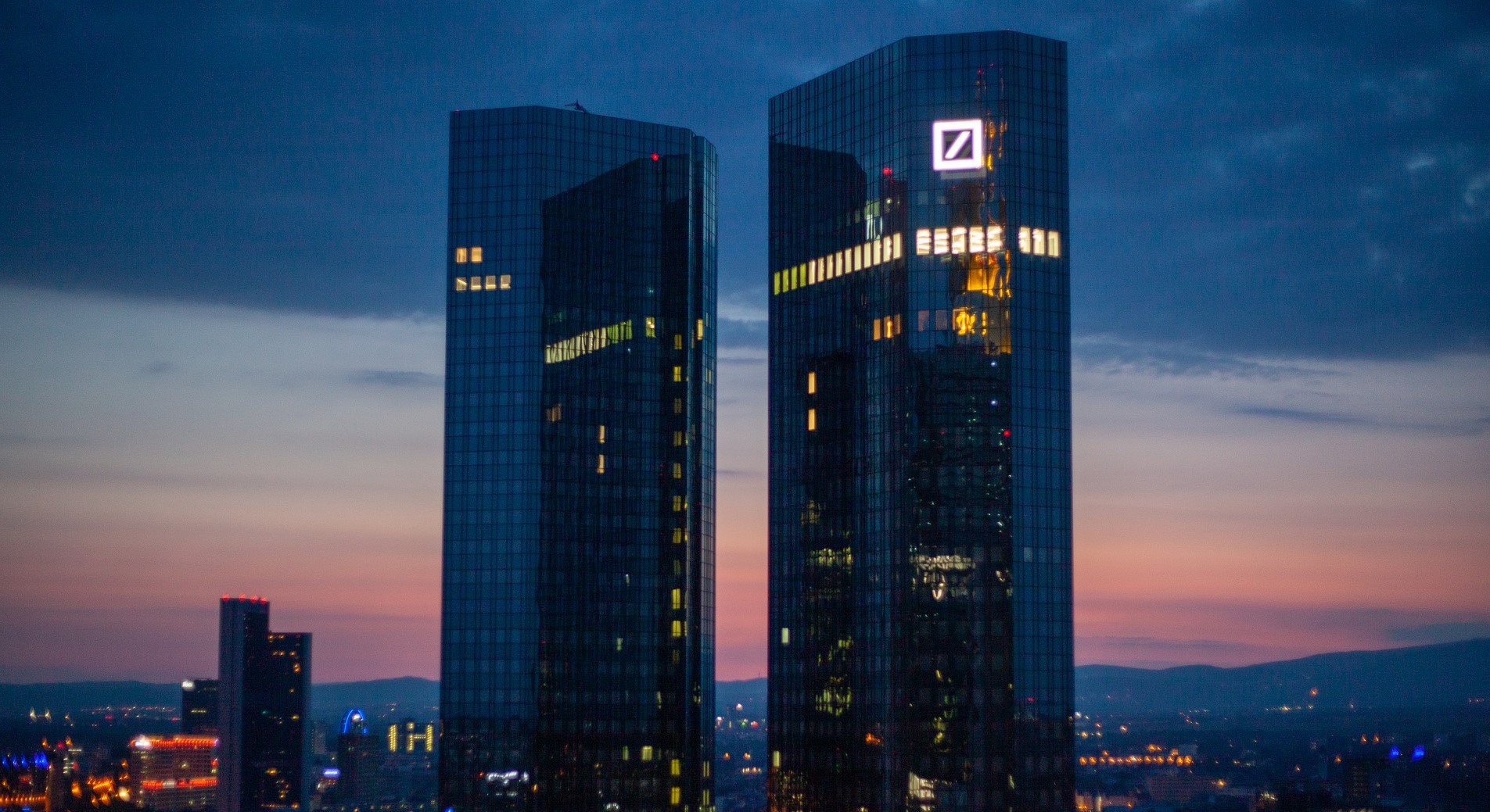 Imagen principal del artículo: Multa al Deutsche Bank; EEUU inicia proceso para salir de la OMS