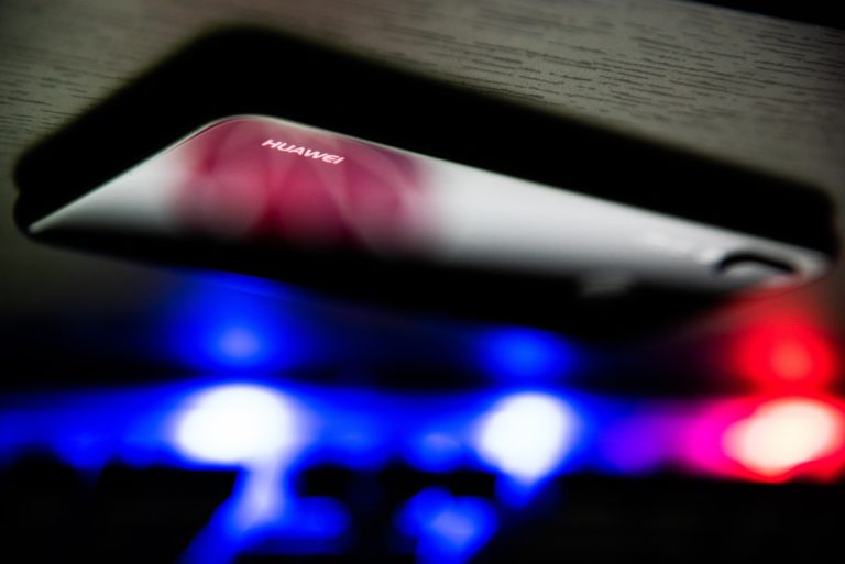 Huawei queda fuera de red 5G en Occidente; vacuna contra COVID-19 podría estar cerca