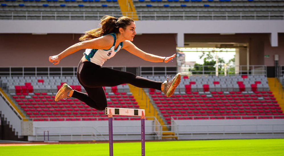Imagen principal del artículo: OMS indica que ciertos eventos del atletismo son menos riesgosos que el fútbol