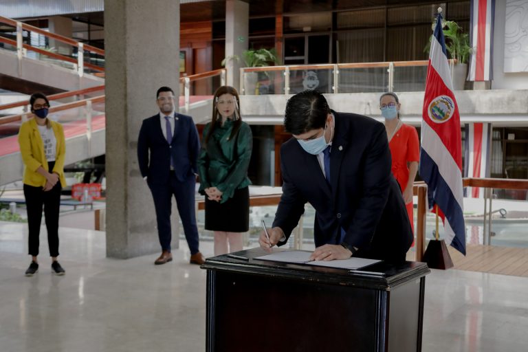 Presidente firma Ley contra el Acoso Sexual Callejero